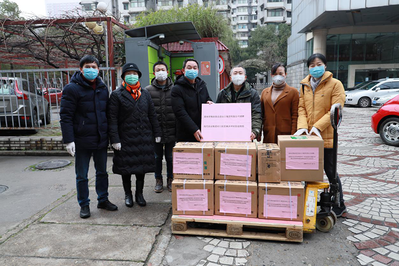 捐贈(zèng)助力贏戰(zhàn)“疫”，決勝脫貧建小康   ——省現(xiàn)代農(nóng)業(yè)糧油食品進(jìn)出口集團(tuán)捐贈(zèng)扶貧村防疫物資