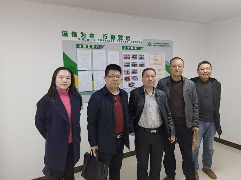 省現代農業集團直屬黨委書記、工會主席張友泉等一行到岳陽城陵磯新港區實地考察大宗農業品進口和保稅加工