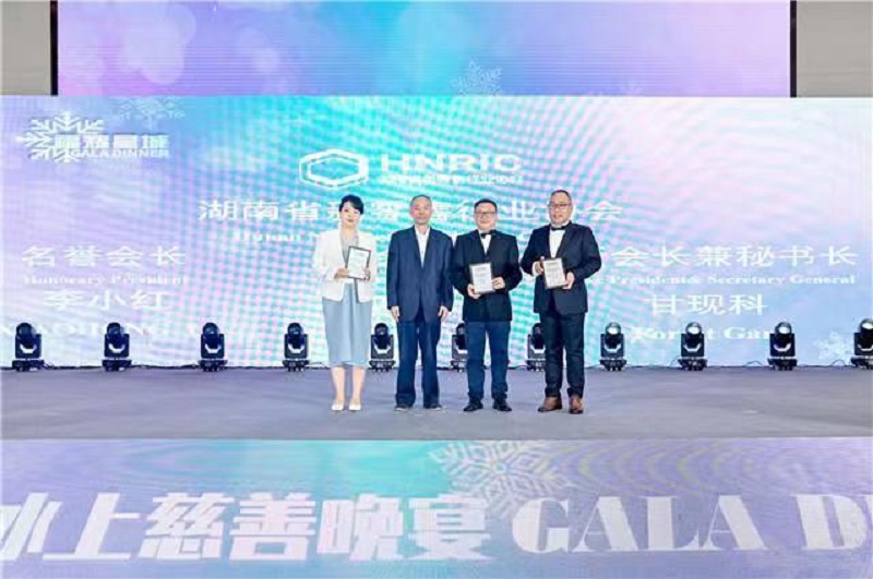 湖南糧油集團(tuán)黨委書記、董事長葉蓁出席福布斯中國與湖南省新零售行業(yè)協(xié)會(huì)簽約儀式